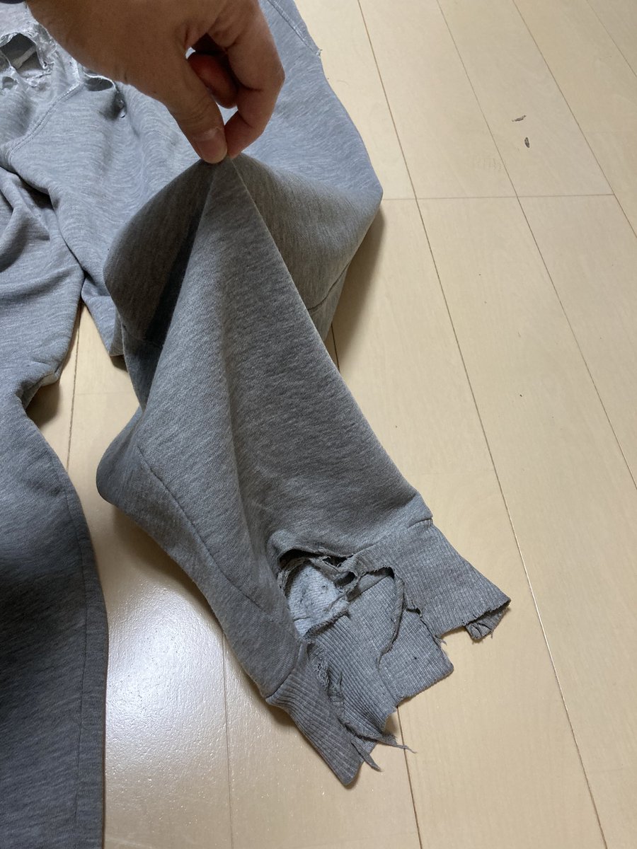 RMasamune's tweet photo. 卒業後も寝巻きとして履き続けたばいぶるスウェットよ、お疲れさん。捨てるわ。 https://t.co/geZQRqeqp5