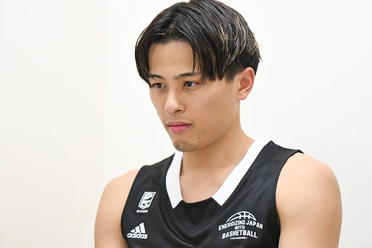 激レア】先程のオールスター記者会見開始直前に、中の人と同じ髪型に