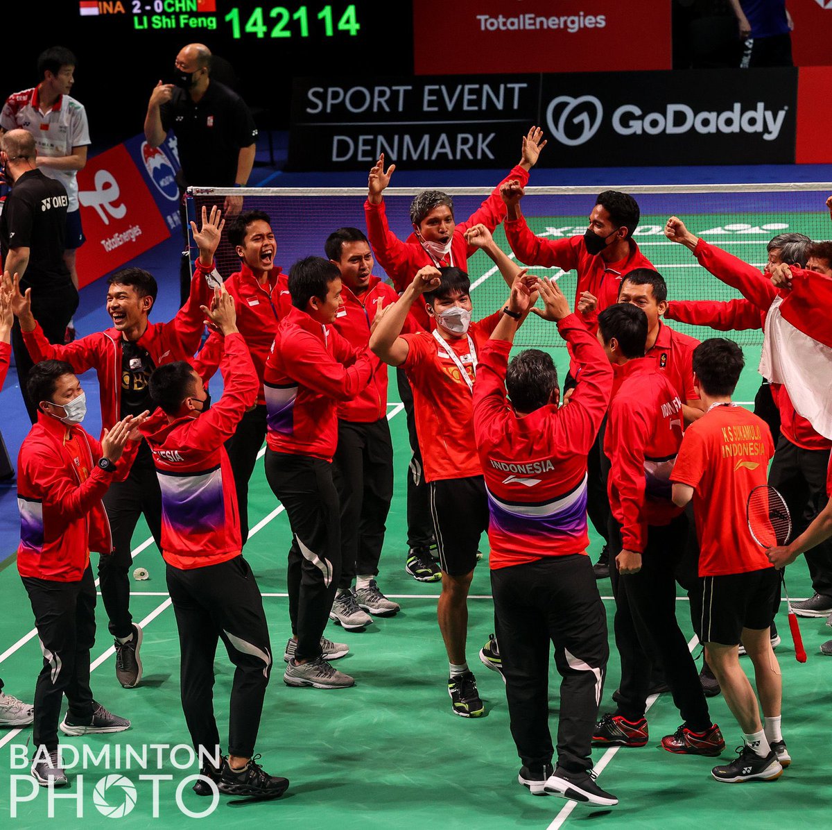 lightsunnysmile's tweet photo. Mereka berjuang bawa nama Indonesia. Sampai cedera aja harus ditahan demi mengembalikan thomas cup. You should be thankful of them #ApresiasiAtletBadminton #PrestasibutuhApresiasi https://t.co/H6QhzHsKAF