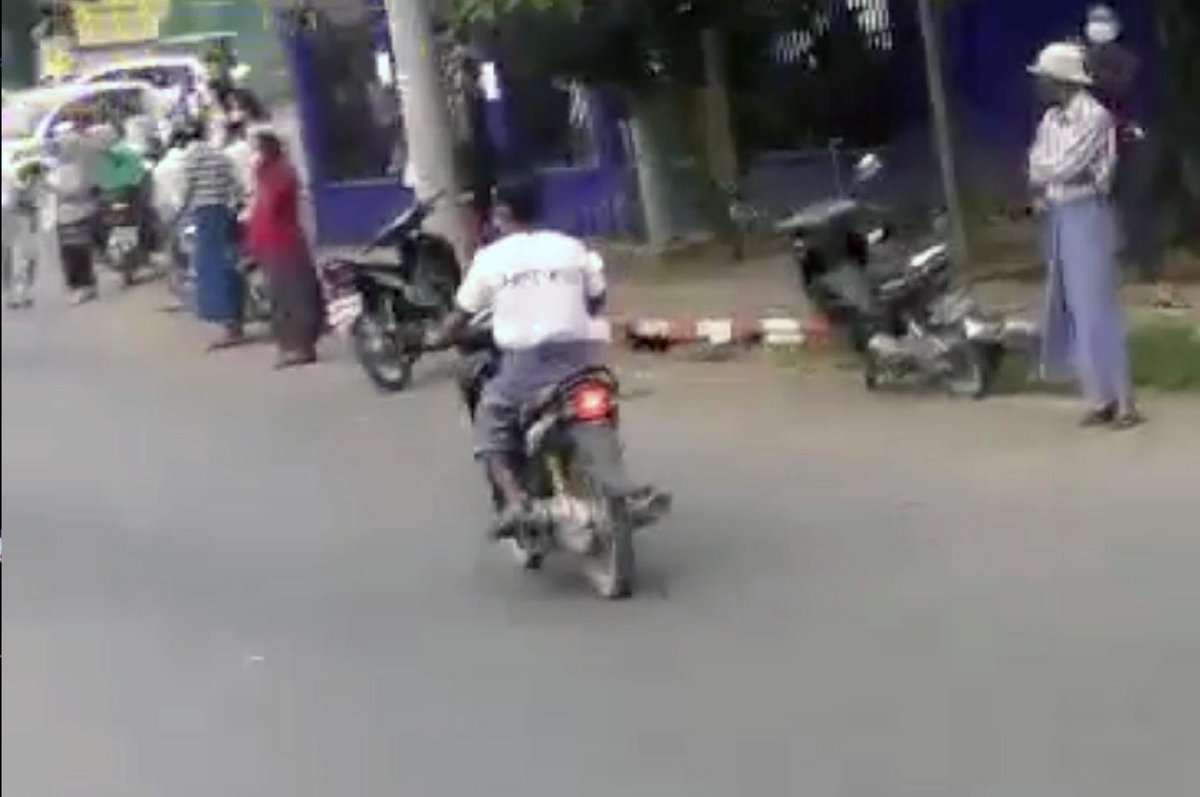 1/2 Three young men were reportedly arrested by the junta troops in Kyar-Inn traffic light junction, #Hpa-an according to witnesses. "We heard they have been accused of being associated with the local PDF armed troops, operating in the Hpa-an township...