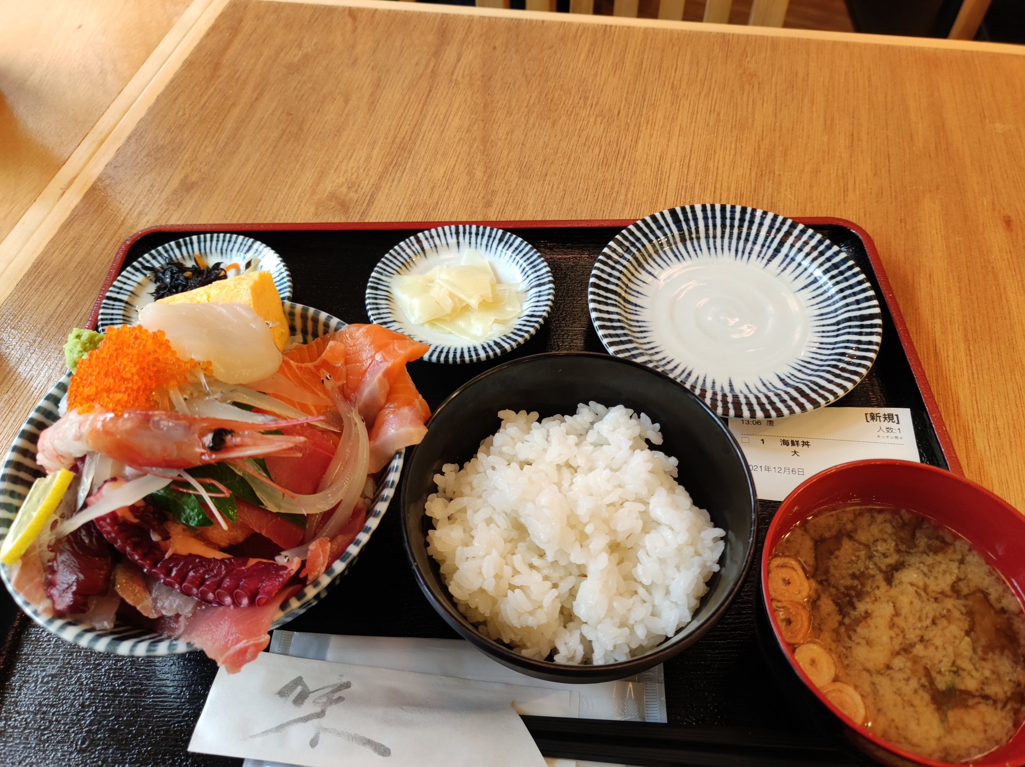 Twitter 上的 てん 新宿西口 トロ政 海鮮丼ランチ 1100円 大盛りです 食べきれないほどお刺身がメチャクチャ美味しかった T Co H15vlccu6b Twitter