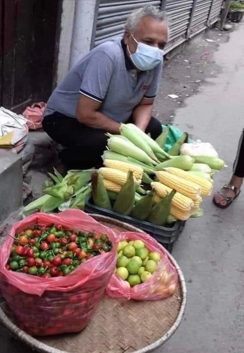 जनता का जनवादी चर्चित गायक #जीवनशर्मा यसरी नाङ्ले पसल खोलेर आफ्नो जीविका चलाउछन् उनले चाँहेको भए करोडौको मालिक हुन्थे गरिब दुखि निमुखा का सारथी हुँदा छोराको उपचारसम्म गर्न हम्मेहम्मे पर्‍यो । स्वाभिमानी जनगायकलाई लालसलाम छ !✊❤️🙏🇳🇵