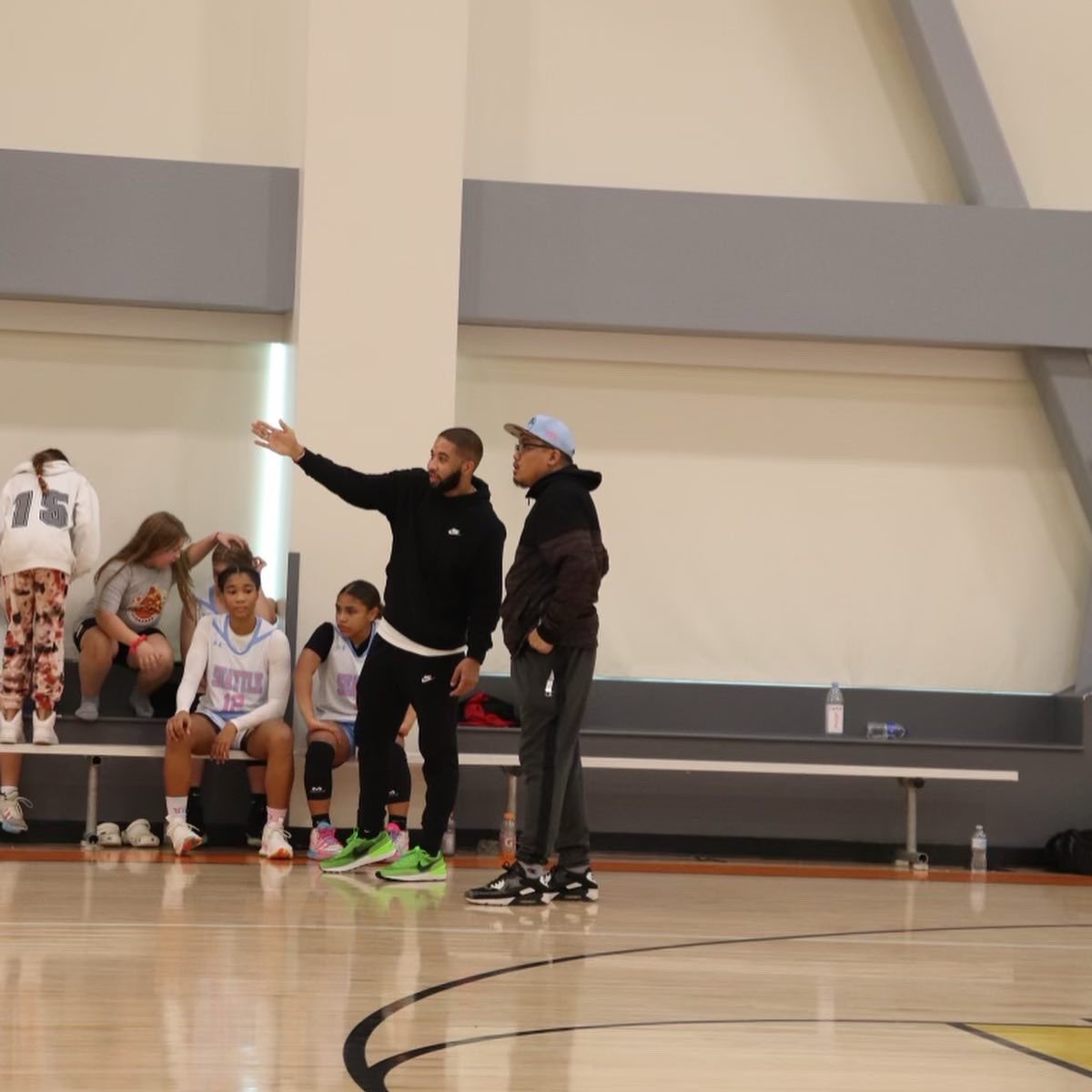 MrYeahIKnow's tweet photo. Tex Winter and Phil Jackson, coaching at @egbhoops West Coast Youth Holiday Invitational, it was good bump in the gym all weekend! https://t.co/aYTzmv4re4