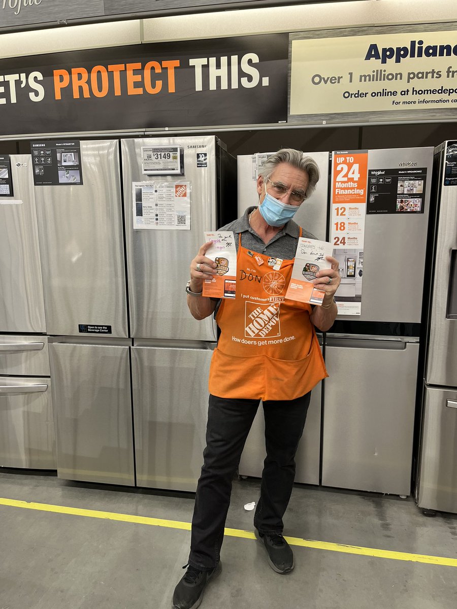MariaSASM6971's tweet photo. Shout out to Don D70 on earning his Silver Milestone and Renae D90 on her Gold Milestone. Congratulations! Well deserved! As well as recognizing Stephanie D28 and Angel D78 who are always on the go and taking on whatever task is thrown their way. Appreciate you all immensely! https://t.co/fodxlpZW2S