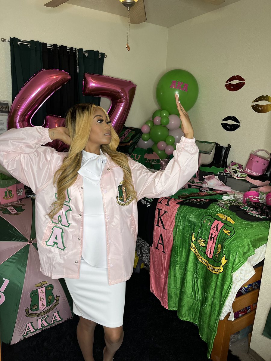 kaci_chairs's tweet photo. First you are apart of it.
Then it becomes a part of you. 💖💚 

Alpha Woman known as
“PreTEA PHotogenic” #47 
 💚💖 https://t.co/G9mvl03G6G