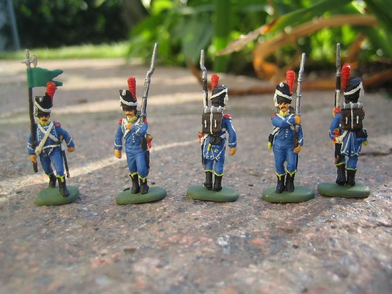 HatMiniatures's tweet photo. Set 8220 for day 20. Italian 1st Light Infantry Carabiniers 1809 in green. The blue is the #Isenburg Regiment (a French régiment étranger) Voltigeurs which fought in Capri 1808 and in Spain. Painted by Uwe Wild. https://t.co/cDjJ1fTHEC