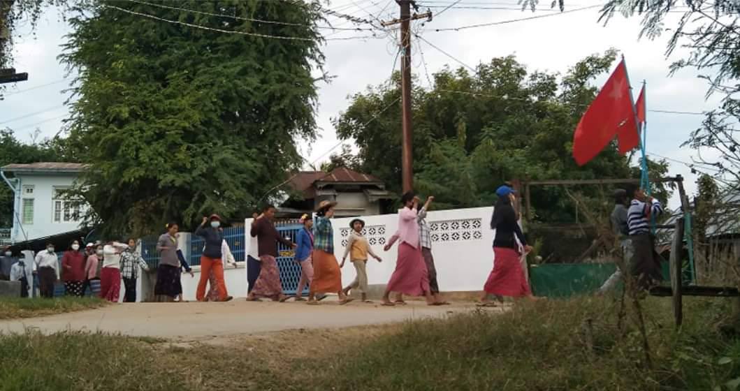 Madi_elf's tweet photo. Locals of Seik-Khun village, ShweBo Tsp staged a marching strike to overthrow genocidal dictatorship. #Dec6Coup #TerroristsJunta #WhatsHappeningInMyanmar https://t.co/9tTGBuo3JB