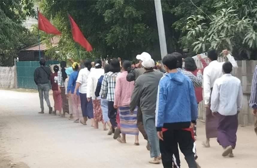 Madi_elf's tweet photo. Locals of Seik-Khun village, ShweBo Tsp staged a marching strike to overthrow genocidal dictatorship. #Dec6Coup #TerroristsJunta #WhatsHappeningInMyanmar https://t.co/9tTGBuo3JB