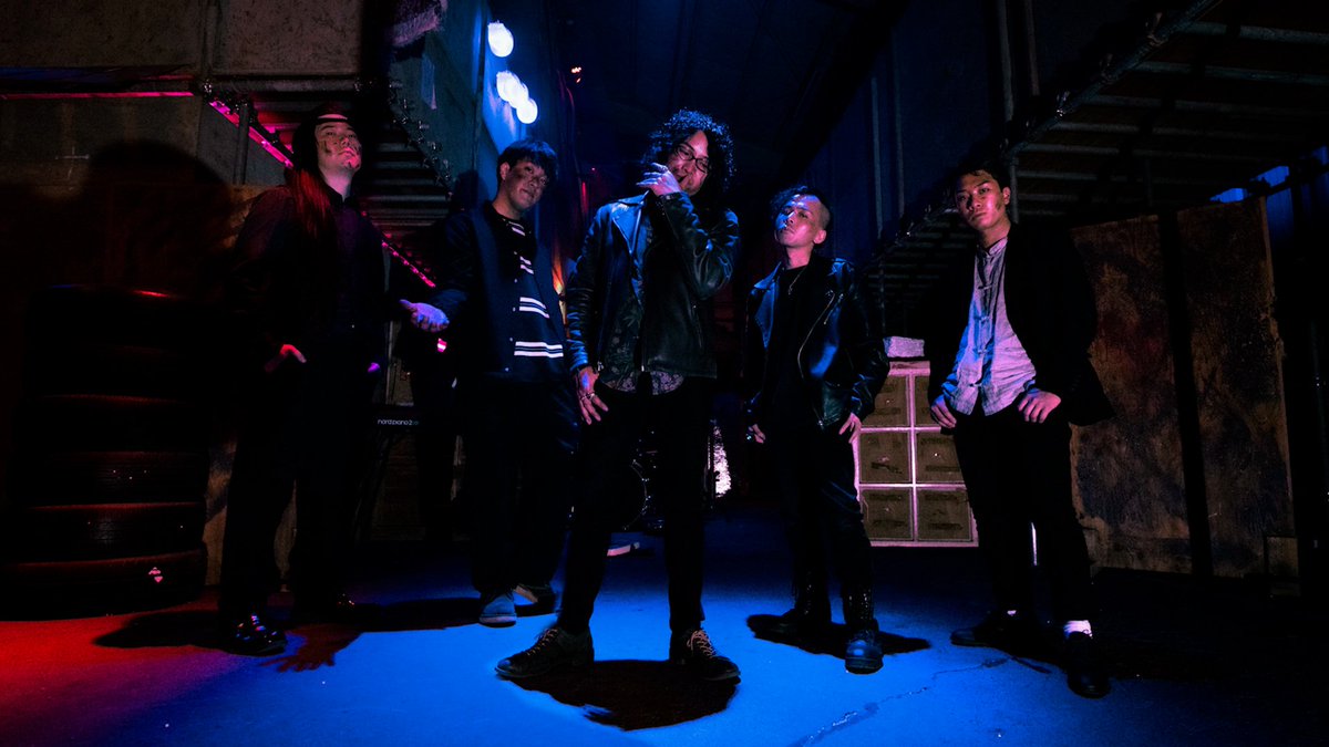 kasasagi_band's tweet photo. ◉最新情報◉
最新音源『Eleutheria』が12月22日より順次、各音楽配信サービスにて配信決定！
10日から一部サイトで予約も開始されます。
それに伴い鵲新アー写も公開！

この曲は舞台
「微睡みに降り積もる〜キミガイタマチ　キミノイナイコノマチ〜」
の主題歌として起用されています。 https://t.co/et3gv7LPMN