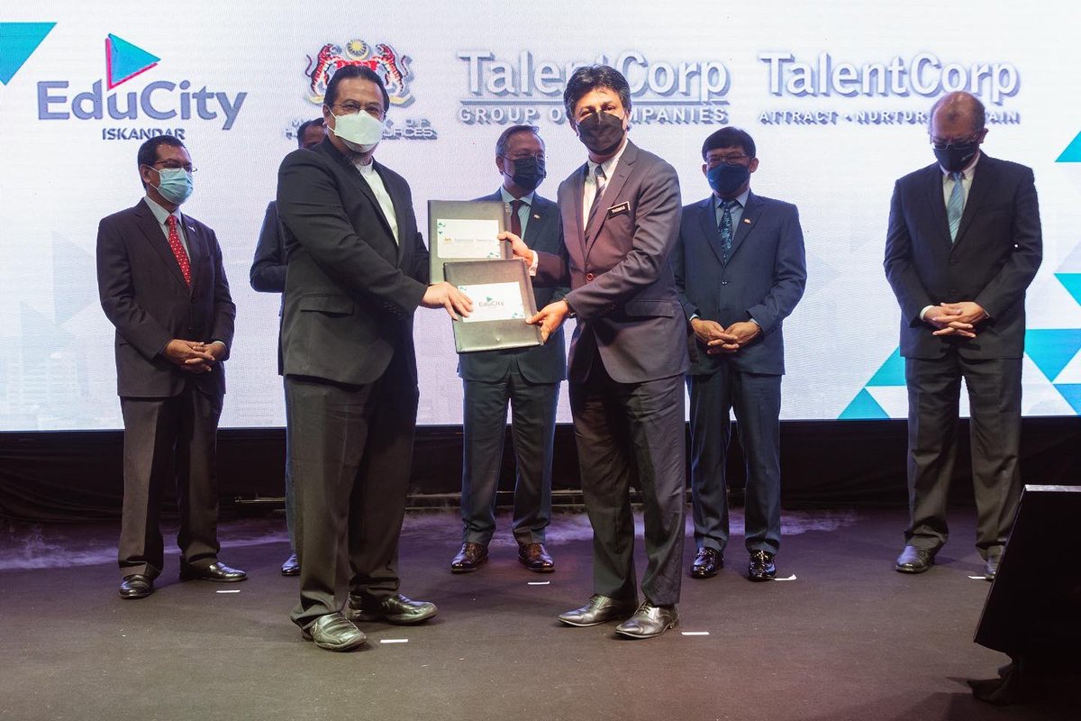 TalentCorpMsia's tweet photo. Earlier today, #TeamTalentCorp attended the PERANTIS ISKANDAR programme launching where we exchanged a collaborative agreement with @educityofficial. The exchange was witnessed by YAB Dato’ Ir Hj. Hasni Mohammad, Menteri Besar of Johor. https://t.co/lxITPJqPzk