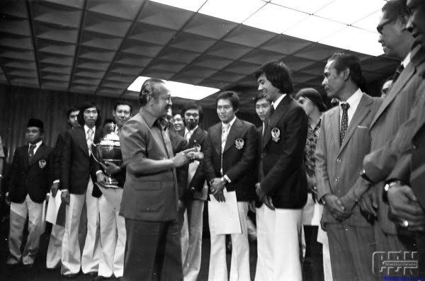 marcellktsr's tweet photo. Soekarno, Soeharto &amp; Habibie. Kepala kepala negara ini tau betul cara menghargai setiap keringat para pahlawan olahraga-nya.

Pemerintahan itu bukan jabatan yg kekal.

Kalian mengukir sejarah atas nama kalian hari ini, dan selamanya.

#ApresiasiUntukAtlet https://t.co/C7QI78r0yS