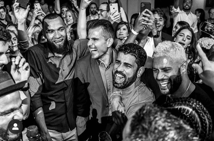 linguico's tweet photo. Nessa foto está nítida que o Diego Costa não participou das comemorações do titulo😭😭😭 https://t.co/FXoREUg68S