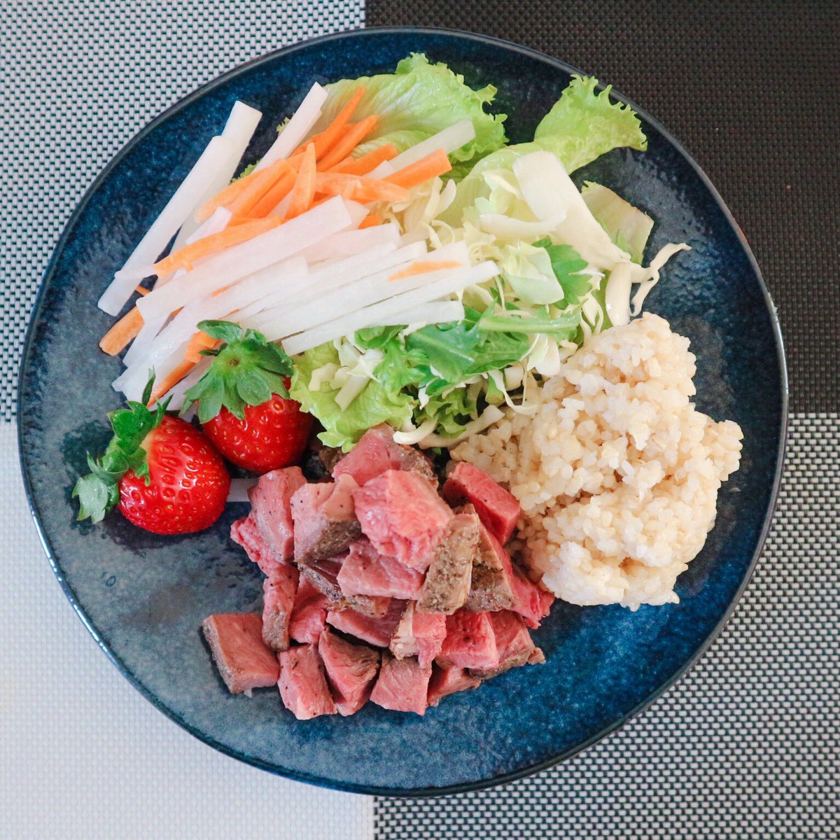 29ne_diet's tweet photo. 明日から修学旅行の娘用品を買いに、娘と外出して食生活乱れがち😇
体重減らないし、そろそろチートデイが必要なのかなぁ(３ヶ月でチート的なものはマックのチョコパイしか食っとらん)

#産後ダイエット
#ダイエット垢 
#ダイエット記録 
#ダイエット仲間募集 
#ダイエット飯 
#FITFES https://t.co/gqSY0YGUfw