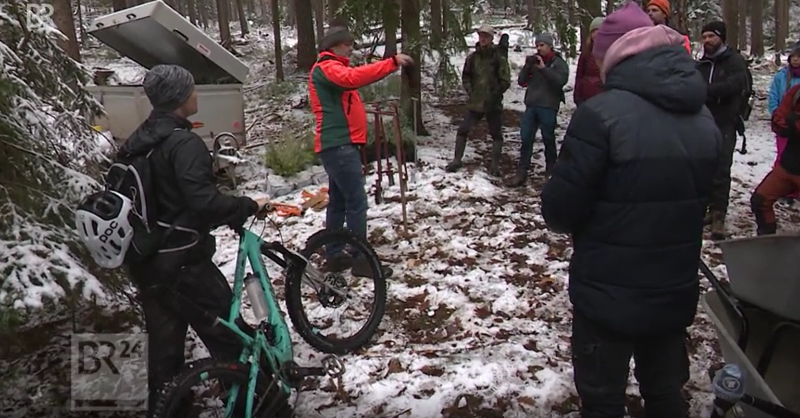 BaySF_Direkt's tweet photo. Zusammen mit 🚴♂️Mountainbikern #DIMB pflanzte unser #ForstbetriebNürnberg 600 Tannen🌲 um die Abfahrten zu markieren und den restlichen Wald zu schützen.
mehr dazu gibt's 👇
https://t.co/6AKED0yGZ0 https://t.co/eHgpYwlLVl