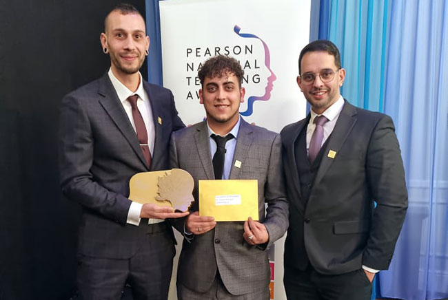 romeanews's tweet photo. Petr Torák v Británii převzal prestižní cenu pro pedagogy #vzdelavani #uk #velkabritanie #PetrTorak #romove #romea
Více zde: https://t.co/bBEhpcQ1fD
PODPOŘTE https://t.co/fldTGUHl22: https://t.co/8zbmgZLIsN https://t.co/LHL5pQy55E