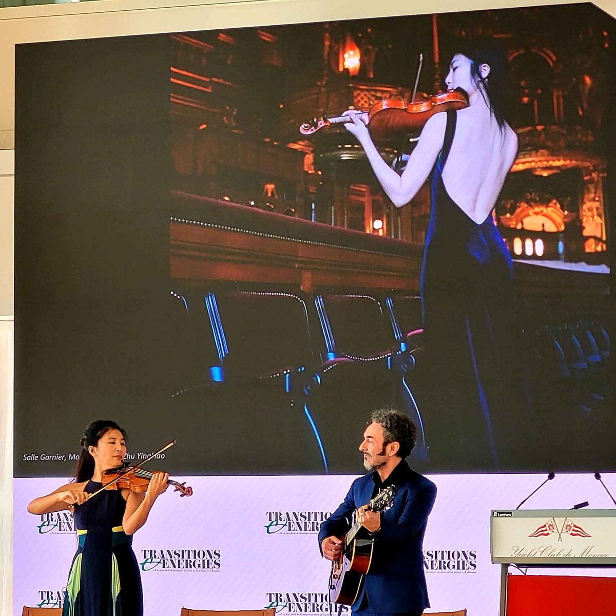 TransitionsEner's tweet photo. Récital de @ZhangZhangZhang : la violoniste utilise la musique pour rassembler, et engager.
Entre deux airs, elle rappelle que si "chacun doit être au rendez-vous, le monde a besoin de la mobilisation des artistes".
#TransitionMonaco https://t.co/SdjmG7OFLj