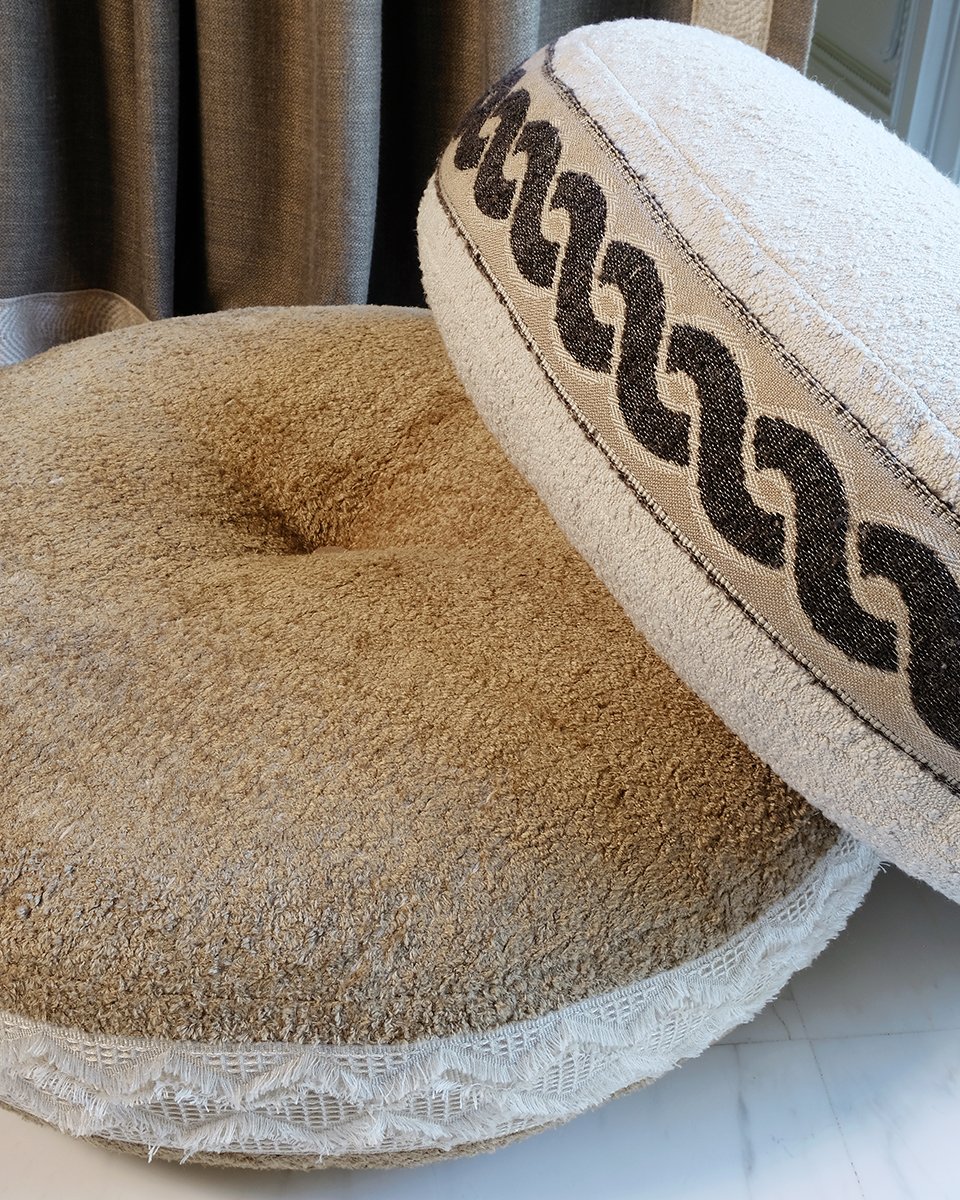 Belli belirsiz sim detayları ve tüylü, kabarık, hacimli dokuları ile Serengeti’yi güncel kumaş koleksiyonları ile birleştirebilir, yaratıcılığınızı kullanarak dekorasyonunuzu kişiselleştirebilirsiniz. Yeni Serengeti Koleksiyonu’nu incelemek için >> persan.com.tr