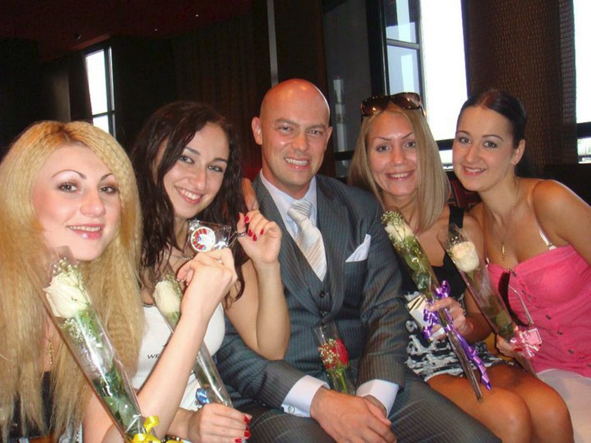 OTD Dec 6, 2012 Submarine specialist Robert Patrick Hoffman II arrested. Fell for not one, but 2 honey traps. One by Russians and one by FBI with agent alias Tracey Tea. His license plate read "GR8 LEI."