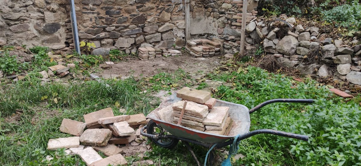 Seguim amb les tasques. Separant runa de material reutilitzable. A més, vam començar a donar forma a noves idees. El proper 18 de desembre, estem preparant una jornada de portes obertes. T'hi apuntes? Reserveu dia, en breu us donarem més informació. #torrefrares #montcadaireixac