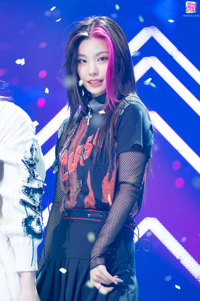 jooyeon and yeji being emo siblings