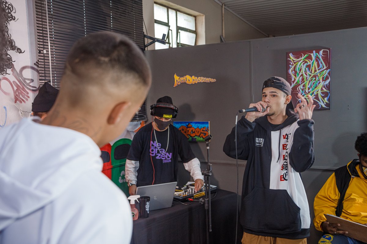 Jean_Alvo's tweet photo. Sangueeee! Batalha de MCs que rolou na Escola de Hip Hop da Alvo Cultural. #hiphop #escoladehiphop #alvocultural #portoalegre #rap https://t.co/puG0eBjndf