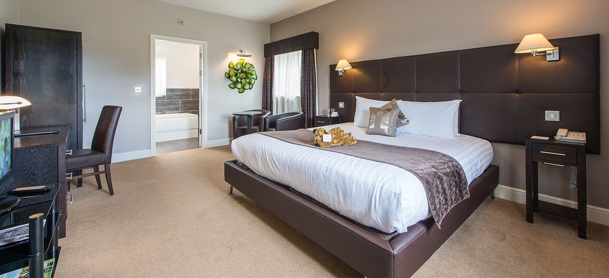 🎄 If you are coming to one of our Party Nights, Festive Dinners you can stay overnight in one of our #luxury bedrooms
🎅 £80 single or £90 double including a full Shropshire Breakfast! 
🎄 To book contact 01952 677269 
🎅 Or book online
#Christmas #Telford