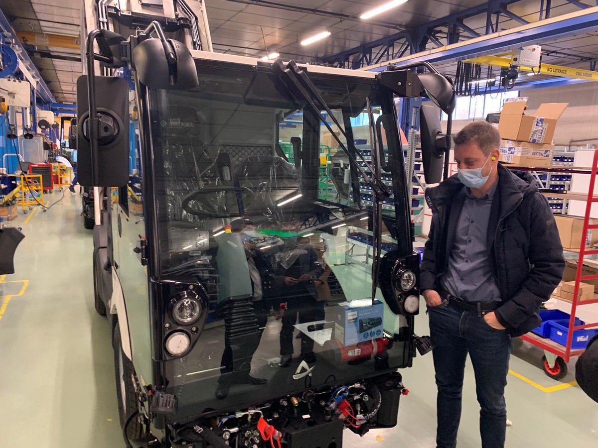 CorentinDuprey's tweet photo. Visite de l’usine Mathieu @GroupeFayat à #Toul @Departement54 d’où sortiront bientôt 2 balayeuses compactes @PlaineCommune au #bioethanol avant 2 nouvelles machines électriques en 22. Pour l’espace public, nous faisons le choix du verdissement de notre flotte et du #madeinFrance https://t.co/i4pqFWlEJw