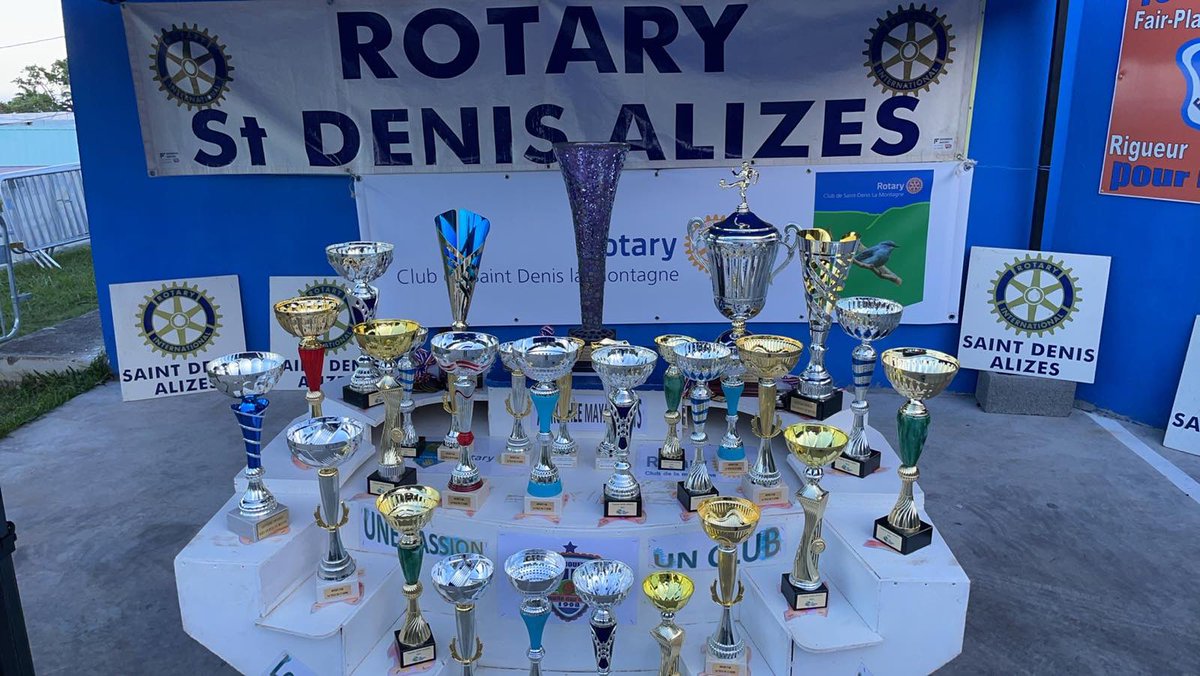 RotaryAlizes's tweet image. Action jeunesse : 7 ans cette année que notre club participe au tournoi de foot de MAYA sports au stade de la mairie annexe de Moufia. L’équipe FC Moufia remporte la coupe ! RDV à l’année prochaine ! 
#RotaryServeToChangeLives #rotaryalizes #district9220 #football #reunionisland