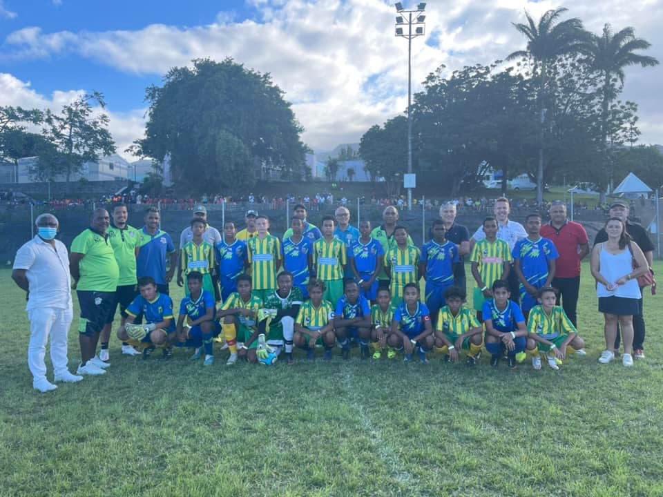 RotaryAlizes's tweet image. Action jeunesse : 7 ans cette année que notre club participe au tournoi de foot de MAYA sports au stade de la mairie annexe de Moufia. L’équipe FC Moufia remporte la coupe ! RDV à l’année prochaine ! 
#RotaryServeToChangeLives #rotaryalizes #district9220 #football #reunionisland