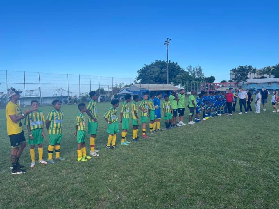 RotaryAlizes's tweet image. Action jeunesse : 7 ans cette année que notre club participe au tournoi de foot de MAYA sports au stade de la mairie annexe de Moufia. L’équipe FC Moufia remporte la coupe ! RDV à l’année prochaine ! 
#RotaryServeToChangeLives #rotaryalizes #district9220 #football #reunionisland