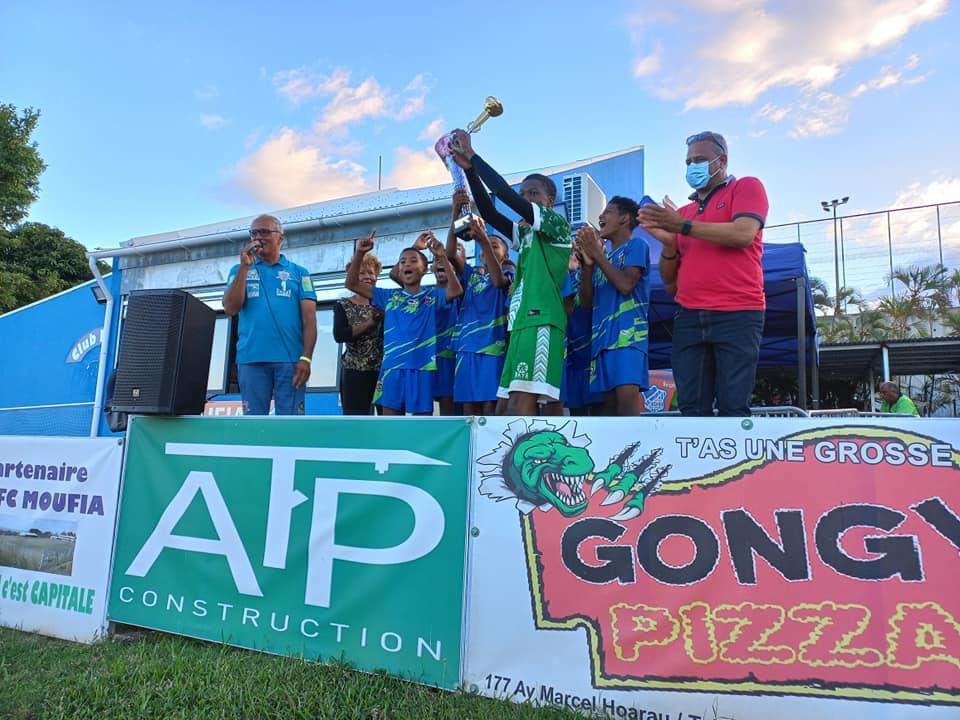 RotaryAlizes's tweet image. Action jeunesse : 7 ans cette année que notre club participe au tournoi de foot de MAYA sports au stade de la mairie annexe de Moufia. L’équipe FC Moufia remporte la coupe ! RDV à l’année prochaine ! 
#RotaryServeToChangeLives #rotaryalizes #district9220 #football #reunionisland