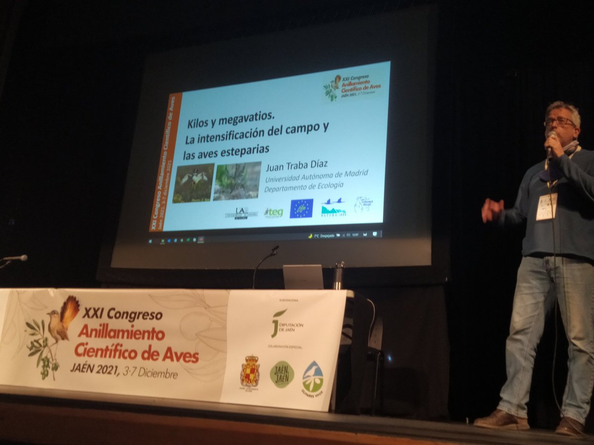 CMA_SEOBirdLife's tweet photo. @JuanTraba1 de @UAM_Madrid imparte la última Conferencia plenaria en #CongresoAnillamiento @SEO_BirdLife muy interesante sobre la intensificación del campo y las aves esteparias, uno de los grupos más amenazados en España
@FcoMCamacho https://t.co/CoZJrB9tGc
