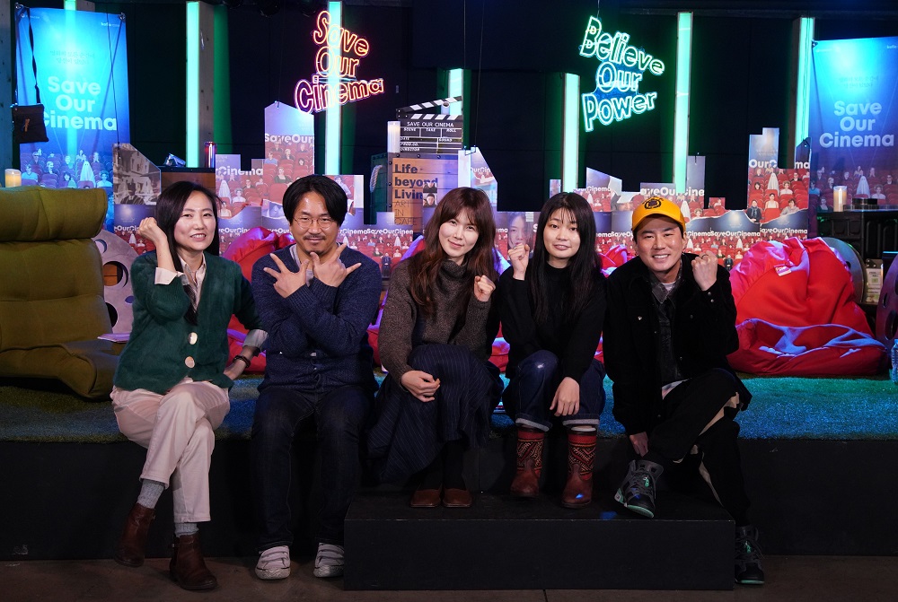 SaveOurCinemaKr's tweet photo. 영화, 그리고 영화관을 사랑하는 사람들의
할 말 많은 온라인 토크 콘서트 성황리 개최🎊
⠀
실시간으로 독립·예술영화관의 추억을 함께 나눈
관객 여러분께 다시 한 번 감사 인사드립니다🙇

<극장전: Save Our Cinema 온라인 토크 콘서트>
다시 보러 가기 GO > https://t.co/QOdgDyzsfu https://t.co/xligTFZdSG
