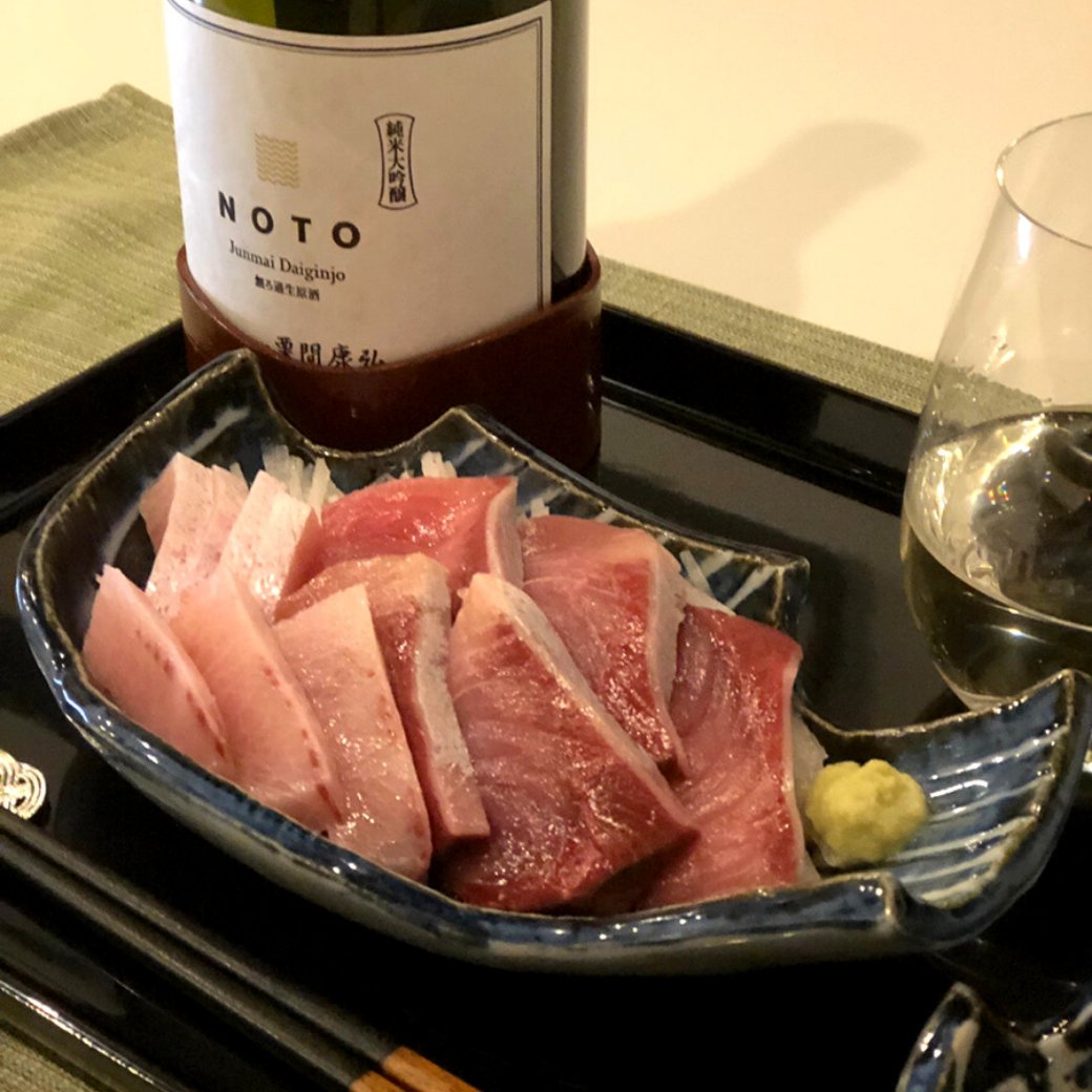 kinmisake's tweet photo. 日本酒好きの皆様。体験者様満足度100%「天然能登寒ぶり」が今年も帰ってきました🐟🍶✨

詳細は▶︎https://t.co/3xP5yDH6uL

☑️7kg超、日本随一のブランドぶり
☑️刺身が醤油をはじく！上質な脂
☑️朝獲れぶりを当日出荷

数馬酒造さん、したひら鮮魚店さんとお届けする年に一度の産直特別版です🎊 https://t.co/lCuZW3XJKy