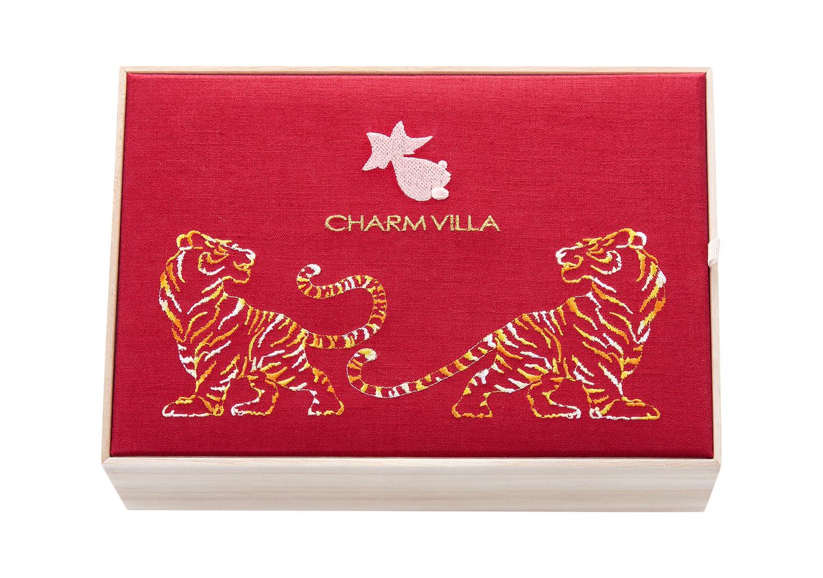 ｜豊寅｜2022 お正月ギフトボックス

2022年お正月、CHARM VILLA は新たな｜金魚ちゃんティーバッグ｜ギフトボックスをお届けいたします。
縁起の良さを象徴する赤い生地に、金と銀の糸で織りなす二匹の虎は凛々しく立ち向かい、寅年の豊かや平穏な日々を守ってくれるでしょう。