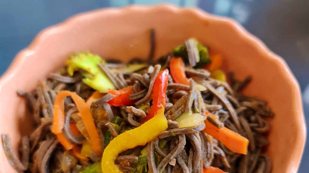 myritabook's tweet photo. Today’s quick lunch is Japanese soba with capsicum, carrots and broccoli. Add a dash of zesty vinaigrette for an uplifting delight. 

Truly blessed to stay home and stay safe, as I continue to work from home 💟

#myrita  #learn #iyfv2021 #workfromhomelife #meatlessmonday https://t.co/Yezis8QgGa