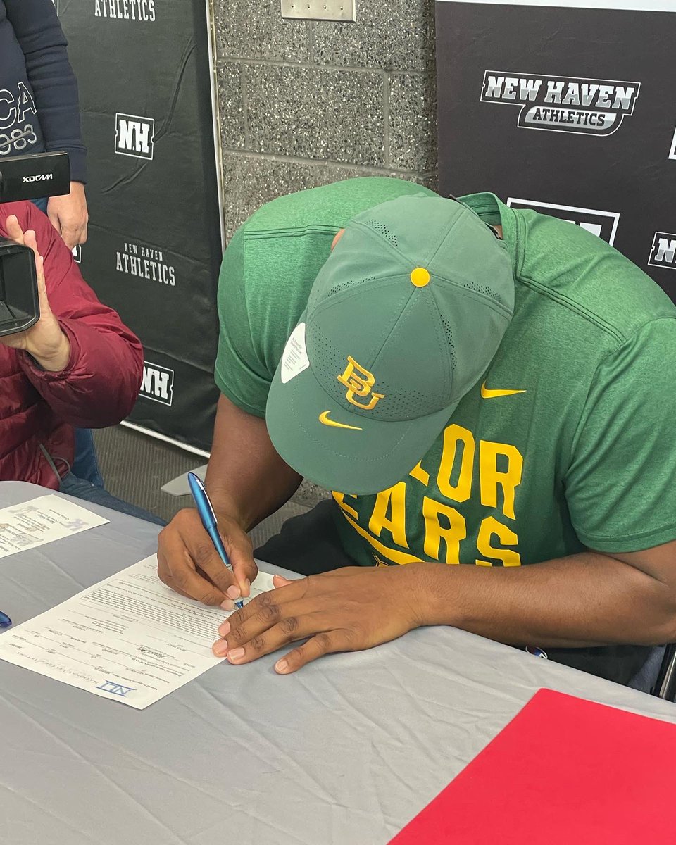 gmoorethrows's tweet photo. Excited to announce my commitment to Baylor University!!🐻🟢🟡 https://t.co/DQqnZbDY3T