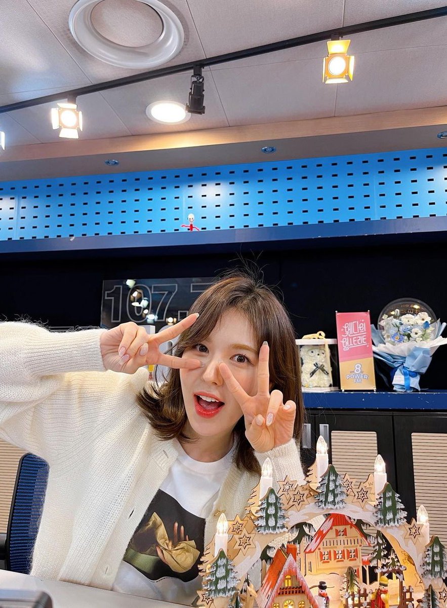 5REDVELVETBR's tweet image. [#INSTAGRAM] 06/12/21 - Atualização de 'sbsyoungstreet' com Wendy

"Wan fofa 😆✌🏻
Ela é fofa mesmo se tirar fotos com essa pose💙
e é fofa mesmo se tirar fotos com aquela pose😊

Você pode encontrar a fofa WanD na #rádiovisual!"

cr.: wandj221