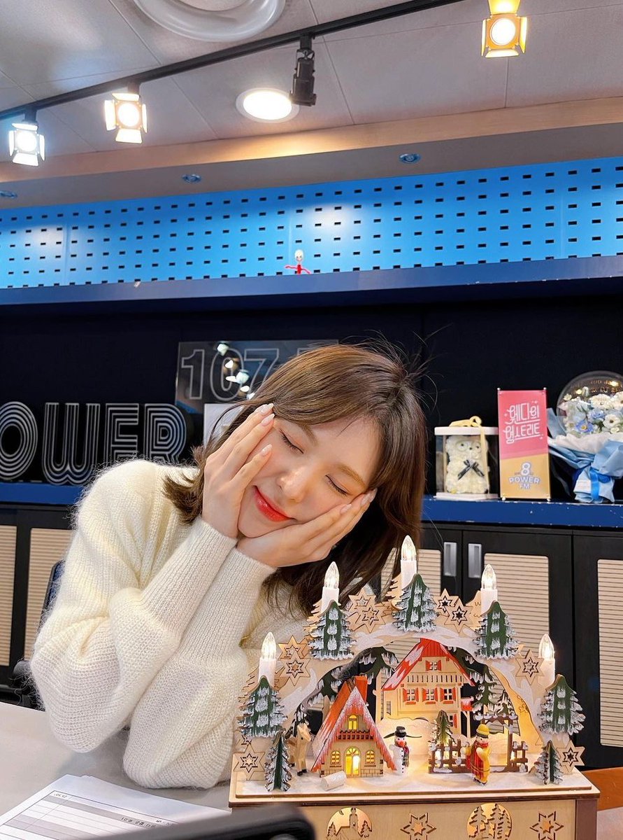 5REDVELVETBR's tweet image. [#INSTAGRAM] 06/12/21 - Atualização de 'sbsyoungstreet' com Wendy

"Wan fofa 😆✌🏻
Ela é fofa mesmo se tirar fotos com essa pose💙
e é fofa mesmo se tirar fotos com aquela pose😊

Você pode encontrar a fofa WanD na #rádiovisual!"

cr.: wandj221