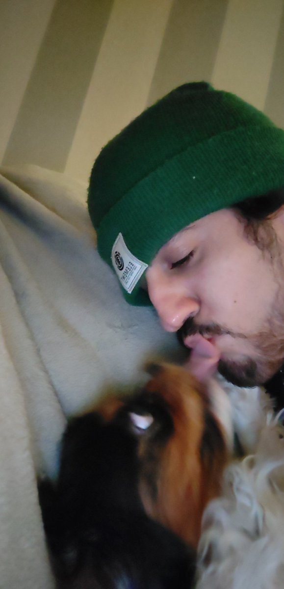 BnsbaJoshua's tweet photo. @CryptoMatrix2 @bneiluj @RektHQ @BlackpoolHQ Un peu de douceur dans se monde de brut,moi et le chien de mon meilleur ami https://t.co/i1fAcnqGi1