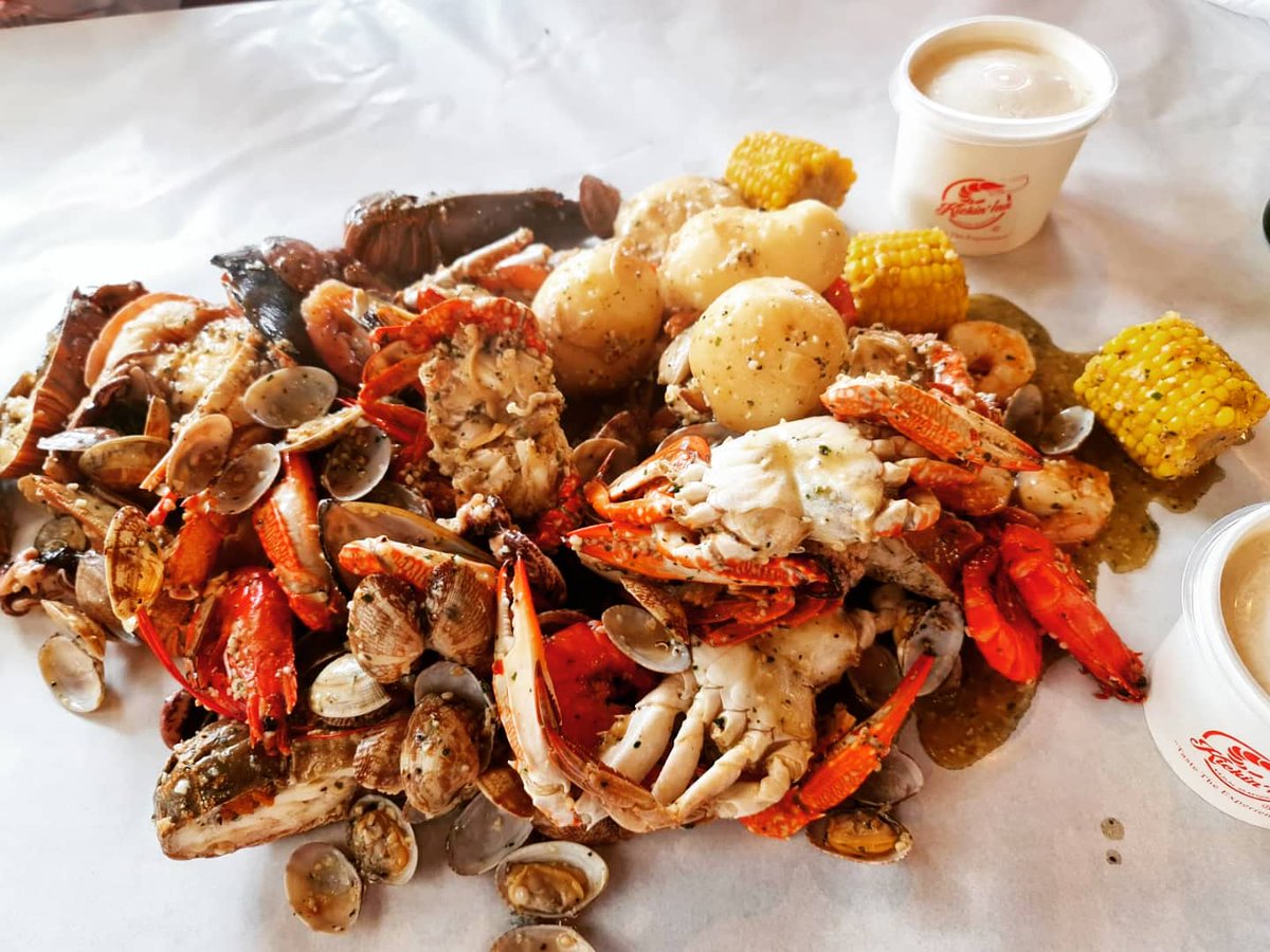 ambientdiary's tweet photo. The before and after.. #kickininn #kickininnemerton #seafood #garlicbutter  #oyster #crab #baybugs #lobster #prawns #corn pippies #mussels #potato #rice https://t.co/XDUAzeHhnz