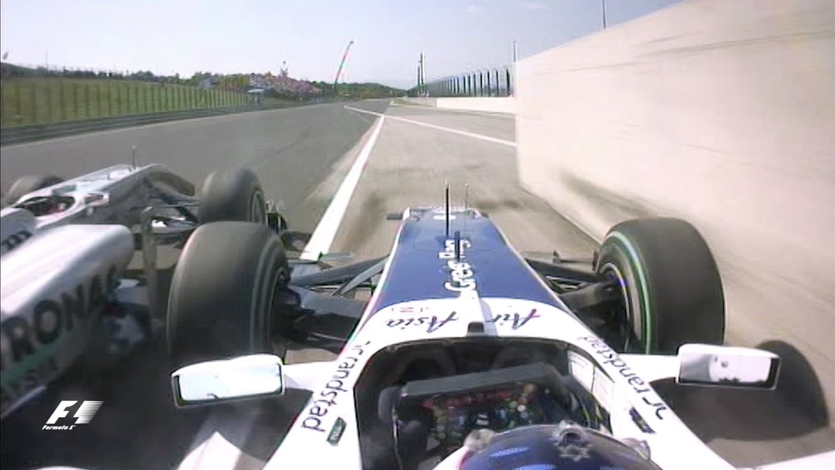 victorabadf1's tweet photo. No sé de qué se quejó Barrichello aquí, si claramente el piloto de delante tiene inmunidad y puede trazar por donde quiere.

(Broma) (Compórtense) https://t.co/GFjGDPo11f