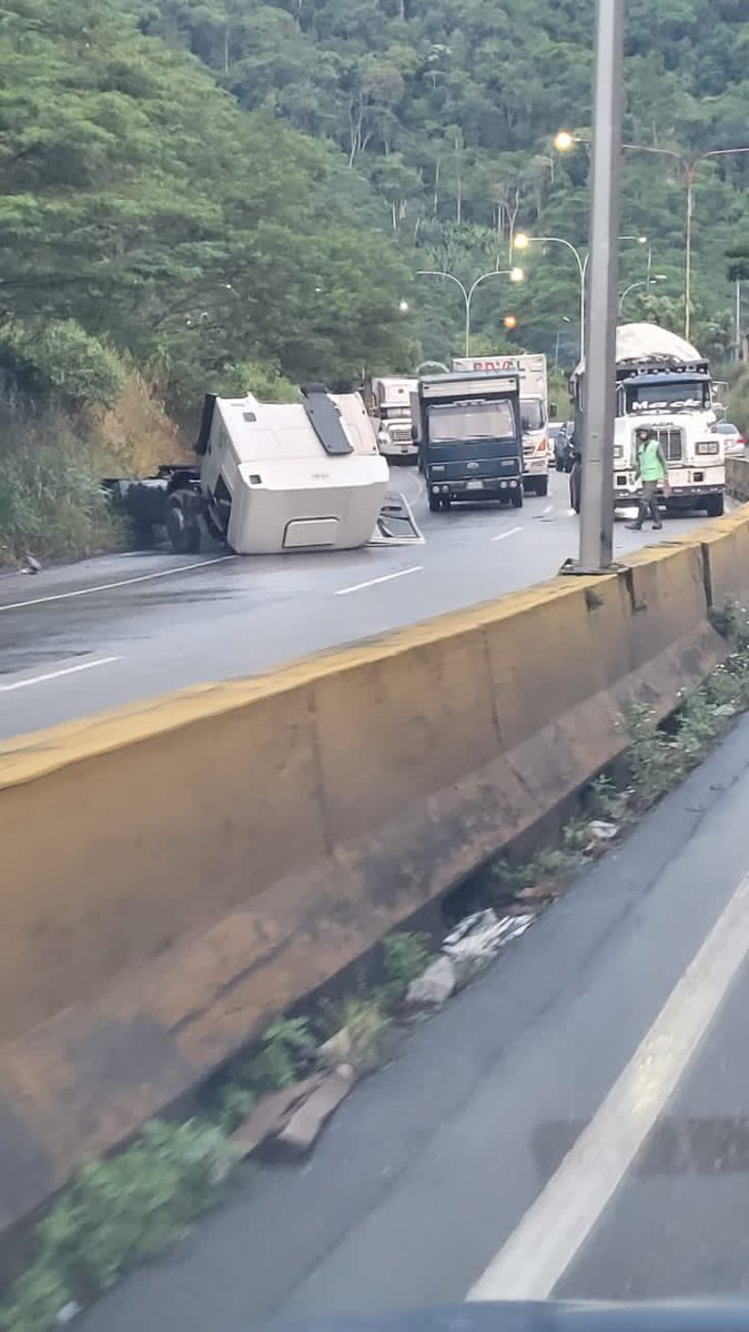 lagranciudad's tweet photo. Accidente en la #ARC, sentido Valencia, luego del parque Los Ocumitos. Cola en ambos sentidos. Los accidentes son constantes en esta zona cada vez que llueve. #6dic 7:00am https://t.co/OVkgqKBtiV