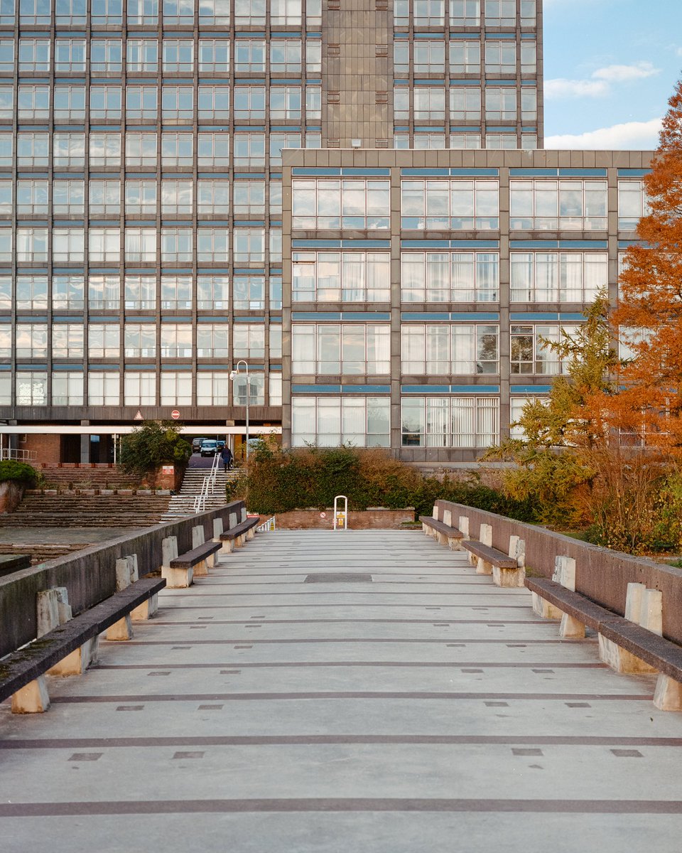St Helens, Merseyside - 2021 

The rare occasion you chance upon an interesting location and the lighting is 🔥 

#mamiya7 #kodakfilm