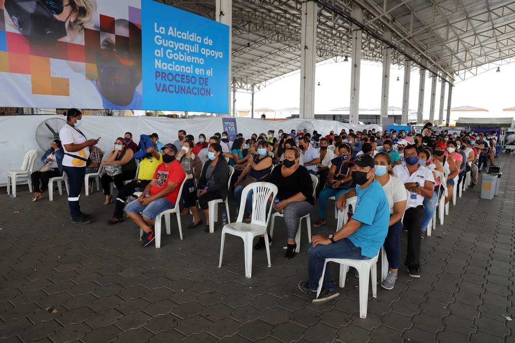 eluniversocom's tweet photo. Se reabre vacunatorio municipal de Mucho Lote (y otras noticias en un resumen para comenzar la jornada) ► https://t.co/3esqNZ7bah https://t.co/lpPrAKrpOI