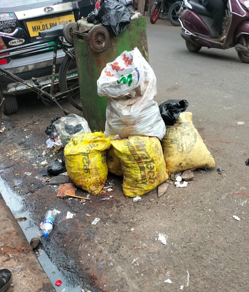 Shoheb_Qureshi7's tweet photo. For the tast 10days, BMC workers took out the Soil from the skewer,since thn no one has picked it up, it is lying, plz pick it up as soon as possible.
#Location-Patra Chwl No 55 Tank Pakhandi Road Opp Khatau Mill Gate No 1 Byculla W Mumbai 11
@mybmcWardE @ACI_Mumbai @CampTransit https://t.co/ECrGHJs9Ns