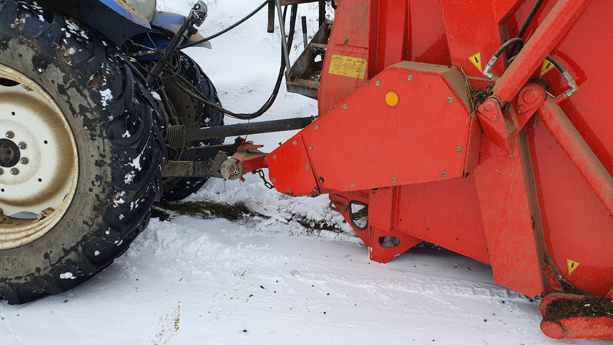 guillaume_redon's tweet photo. Et de 2 sorties de route ❌✅ et ohh le #conseilgeneral au lieu d'acheter les petits fours pour les fêtes de fin d'année est un possible de mettre juste du #gravillon
#neige #hauteloire #agriculture #déneigement @laurentwauquiez si tu peux transmettre le message aux concernés 😉 https://t.co/Xn9wPmXNQl