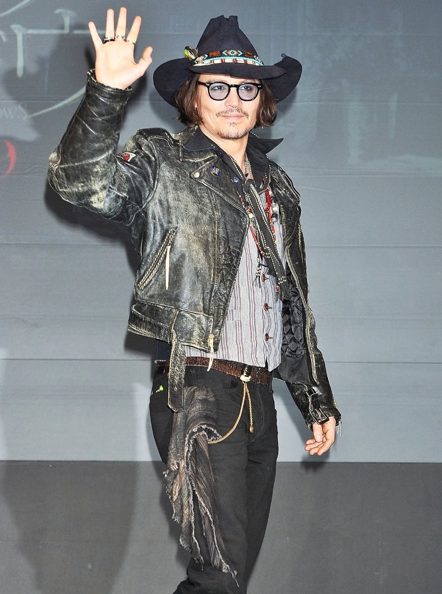 JohnnyasR's tweet photo. ❤ these Johnny Depp pocket scarf looks 🔥 https://t.co/ztCSZO7ZHs