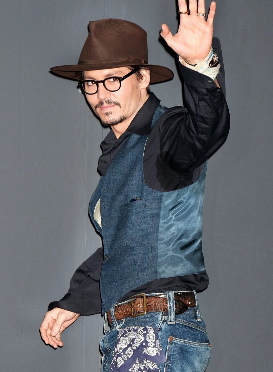 JohnnyasR's tweet photo. ❤ these Johnny Depp pocket scarf looks 🔥 https://t.co/ztCSZO7ZHs
