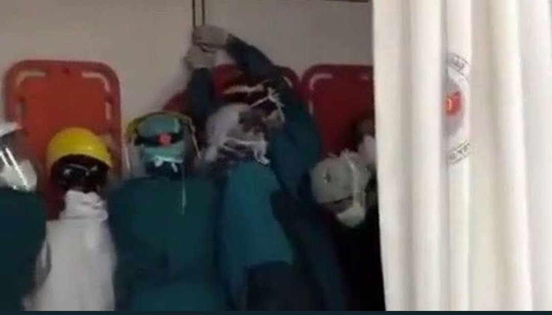 Bu resimdekiler 
Ben doktorum kapıyı tutman
Ben hemşireyim sen benden fazla döner alıyorsun bana ne
Ben personelin benim görevim değil 
                 
                      DEMEDİ

          Birlik oldular Bir oldular
     
#SağlıkçıGrevde